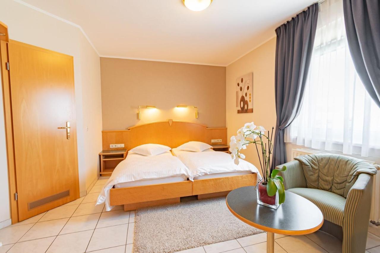 Hotel Re'Ser Stuff Roeser Exterior foto