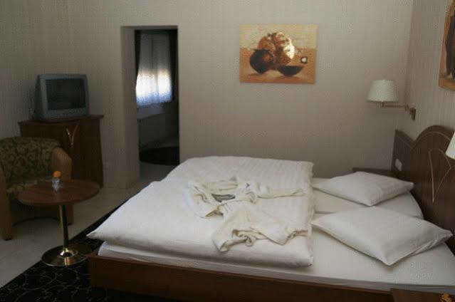 Hotel Re'Ser Stuff Roeser Exterior foto