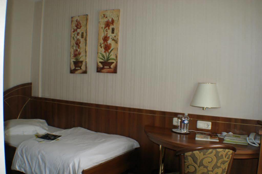 Hotel Re'Ser Stuff Roeser Exterior foto