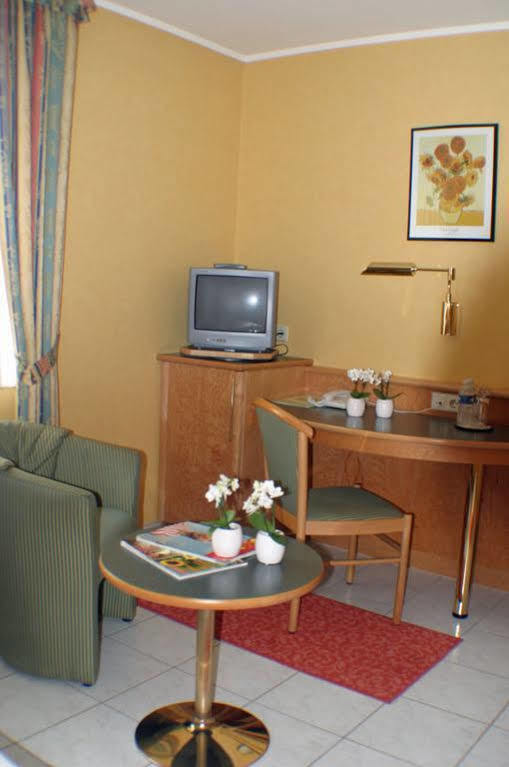 Hotel Re'Ser Stuff Roeser Exterior foto