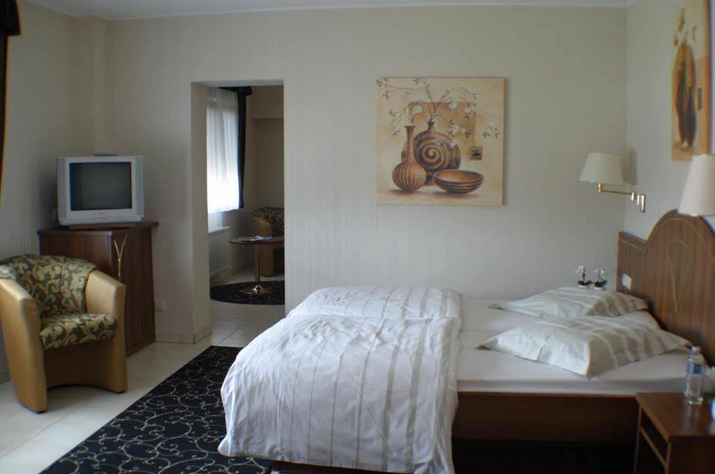 Hotel Re'Ser Stuff Roeser Exterior foto
