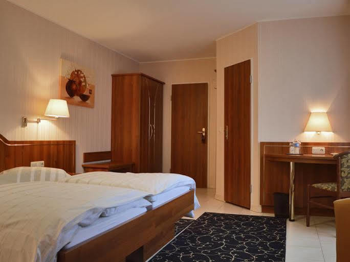 Hotel Re'Ser Stuff Roeser Exterior foto